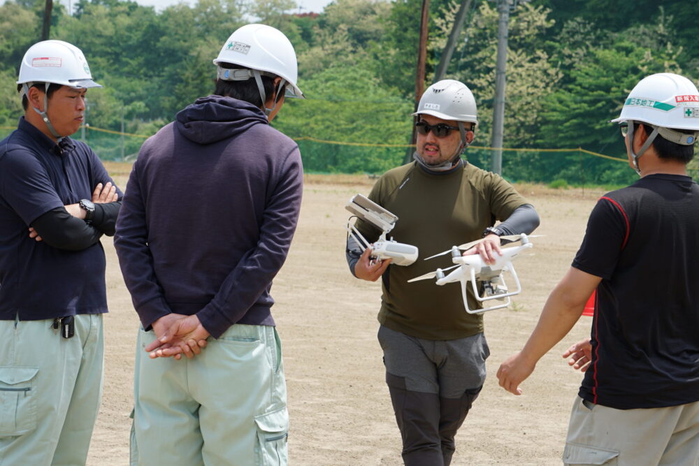 機体の説明をするドローンインストラクター